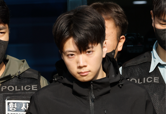 여고생 살인 사건의 피의자인 장윤기씨가 지난 5월 14일 오전 광주서부경찰서에서 검찰로 송치되고 있다. [뉴스1]