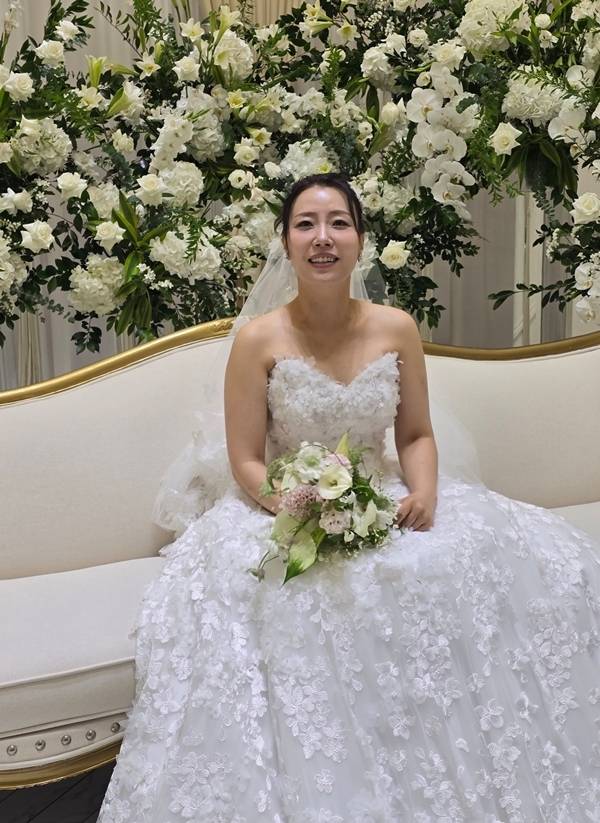 Comedian Park Eun-young marked the beginning of a new chapter in her life by marrying a businessman five years her junior on the 5th in Yeouido, Seoul. The ceremony took place amid congratulations from her colleagues, with Lee Soo-ji and Song Pil-geun performing a congratulatory song to bless the couples future.Comedians Jang Yun-seok and Im Jong-hyuk served as emcees for the wedding, and many fellow comedians—including Park Sung-ho, Kwon Young-chan, Kim Won-hyo, and Shim Jin-hwa—attended to add to the festivities. Wearing a pure white wedding dress, Park Eun-young greeted the guests with a radiant smile as she walked down the aisle.Park Eun-young, who debuted in 2008 as part of SBSs 10th open recruitment class of comedians, later joined KBSs 27th open recruitment class and appeared on various programs, including Gag Concert. The wedding held special significance as it brought together senior and junior colleagues who had worked together on past shows like Laughing Out Loud and Gag Concert.