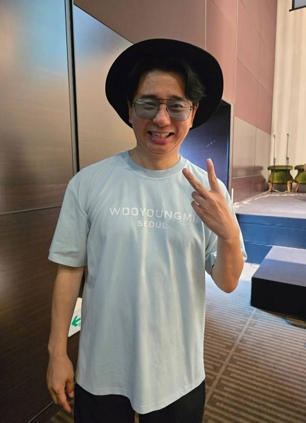 Comedian Park Eun-young marked the beginning of a new chapter in her life by marrying a businessman five years her junior on the 5th in Yeouido, Seoul. The ceremony took place amid congratulations from her colleagues, with Lee Soo-ji and Song Pil-geun performing a congratulatory song to bless the couples future.Comedians Jang Yun-seok and Im Jong-hyuk served as emcees for the wedding, and many fellow comedians—including Park Sung-ho, Kwon Young-chan, Kim Won-hyo, and Shim Jin-hwa—attended to add to the festivities. Wearing a pure white wedding dress, Park Eun-young greeted the guests with a radiant smile as she walked down the aisle.Park Eun-young, who debuted in 2008 as part of SBSs 10th open recruitment class of comedians, later joined KBSs 27th open recruitment class and appeared on various programs, including Gag Concert. The wedding held special significance as it brought together senior and junior colleagues who had worked together on past shows like Laughing Out Loud and Gag Concert.