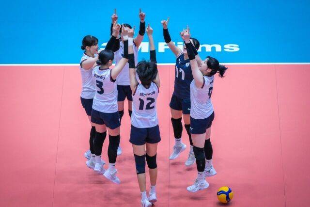 한국 U18 여자배구 대표팀이 5일 태국에서 열린 2026 아시아배구연맹(AVC) U18 아시아선수권 8강전에서 태국을 만나 세리머니를 선보이고 있다./AVC 제공