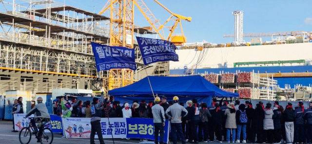 [거제=뉴시스] 신정철 기자= 전국금속노조 거제통영고성조선하청지회와 웰리브지회는 노란봉투법(‘노조법 2·3조 개정안) 시행을 앞두고 단체교섭과 모든 노동자 동일 성과급 지급을 요구하며 지난 2월 25일 오후 5시부터 한화오션 거제사업장 선각삼거리 인근에 천막을 설치하고 농성에 돌입했다.(사진=독자제공).2026.02.26. photo@newsis.com *재판매 및 DB 금지