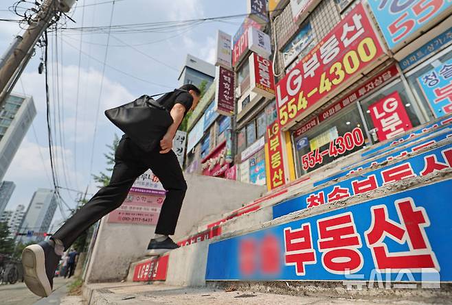 [구리=뉴시스] 김금보 기자 = 사진은 지난달 30일 경기도 구리시 한 아파트 단지의 공인중개사사무소 밀집 상가. 2026.06.30. kgb@newsis.com