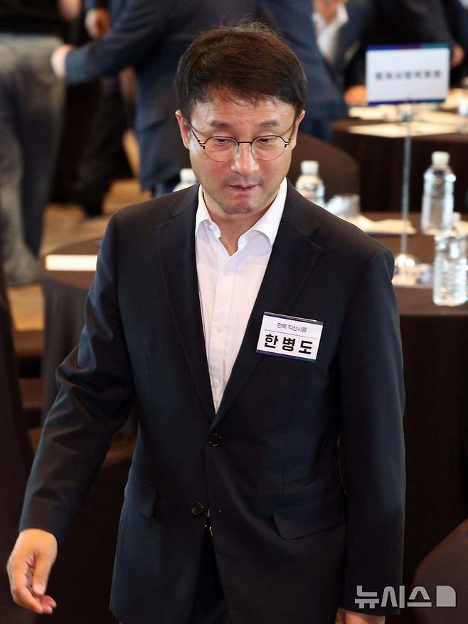 [서울=뉴시스] 고범준 기자 = 한병도 더불어민주당 대표 직무대행 겸 원내대표가 3일 서울 용산 서울드래곤시티호텔에서 열린 더불어민주당 후반기 국회 대비 국회의원 워크숍에 입장하고 있다. 2026.07.03. bjko@newsis.com