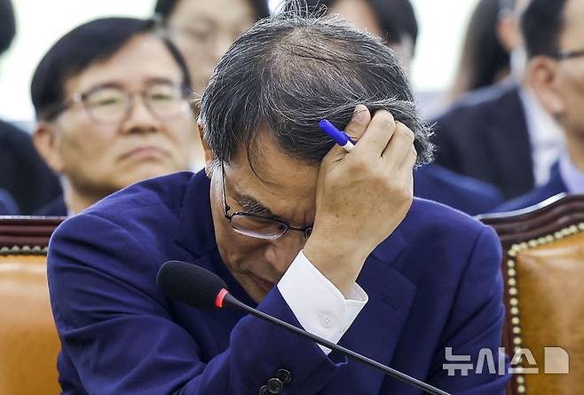 [서울=뉴시스] 정병혁 기자 =  노태악 전 중앙선관위원장이 1일 서울 여의도 국회에서 열린 제9회 전국동시지방선거 투표용지 부족사태 등 국민 참정권 침해 진상규명 및 선거관리 개혁을 위한 국정조사특별위원회 제3차 전체회의에서 머리를 만지고 있다. 2026.07.01. jhope@newsis.com