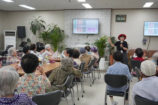 샬롬기억돌봄학교 어르신들이 수업시간에 농요를 배우고 있다.