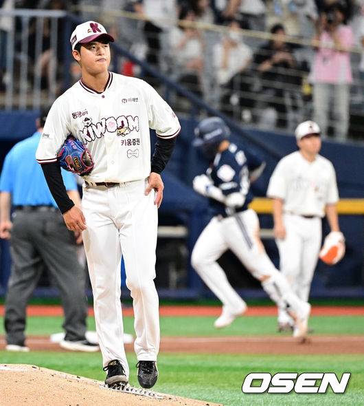 [OSEN=지형준 기자] 4일 오후 서울 고척스카이돔에서 2026 신한 SOL KBO리그 키움 히어로즈와 두산 베어스의 경기가 열렸다.이날 NC 다이노스에서 활약했던 홈런왕 출신의 외국인 타자 맷 데이비슨이 키움에 합류했다. 선발은 키움 박준현, 두산 최승용.4회초 2사 1루에서 키움 박준현이 두산 박준순에 좌월 투런포를 허용하며 아쉬워하고 있다. 2026.07.04 / jpnews@osen.co.kr
