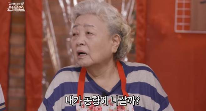Actress Kang Bu-ja, known as one of the entertainment industrys most avid soccer fans, criticized former coach Hong Myung-bos actions following the World Cup and his behavior upon returning to the country on her YouTube channel, Cheongja Mansun. Kang Bu-ja expressed regret that former coach Hong Myung-bo had not offered a sincere apology to the public and shared her sadness over the decline in his standing as a hero of the 2002 World Cup.In a video released on the 3rd, Kang Bu-ja expressed deep regret over the South Korean national soccer teams elimination in the World Cup group stage. She specifically pointed out that the behavior of former coach Hong Myung-bo and Korea Football Association President Chung Mong-kyu upon their return to the country was disappointing, noting that the public would have forgiven them had they shown a contrite attitude at the time.Kang Bu-ja also questioned the tactical decision to keep Son Heung-min on the bench. She did not hold back her criticism of former head coach Hong Myung-bo for putting past glories behind him and disappointing the public.
