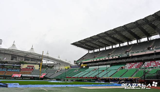 6일 오후 인천SSG랜더스필드에서 열리는 '2025 신한 SOL Bank KBO리그' 삼성 라이온즈와 SSG 랜더스의 경기, 비가 내리는 가운데 그라운드에 방수포가 설치되어 있다. 엑스포츠뉴스 DB