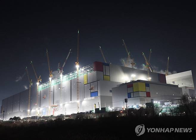 건설 중인 삼성전자 평택캠퍼스 P4 (평택=연합뉴스) 서명곤 기자 = 지난달 24일 저녁 경기도 평택시 삼성전자 평택캠퍼스 4공장(P4) 건설 현장에 설치된 조명이 밤하늘을 밝히고 있다. 2026.3.2 seephoto@yna.co.kr