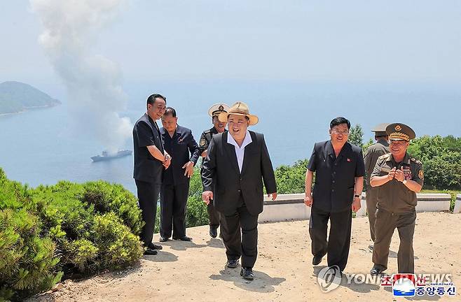 북한, 구축함 '강건호' 무기시험 진행 (평양 조선중앙통신=연합뉴스) 김정은 북한 국무위원장이 진수식 도중 좌초했던 신형 5천t급 구축함 '강건호'에 탑재된 미사일과 함포 등 주요 무기체계 시험을 지난 3일 참관했다고 조선중앙통신이 5일 보도했다.[조선중앙통신 홈페이지 캡처] 2026.7.5 
    [국내에서만 사용가능. 재배포 금지. For Use Only in the Republic of Korea. No Redistribution] nkphoto@yna.co.kr