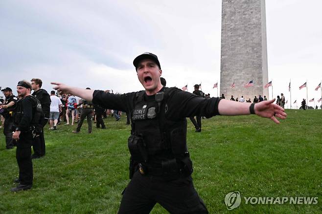 내셔널몰에서 사람들 대피시키는 경찰 [AFP=연합뉴스. 재판매 및 DB 금지]