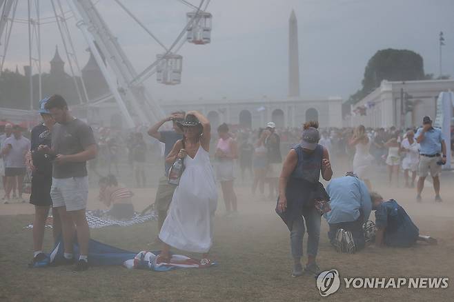 4일(현지시간) 강풍이 부는 미 독립기념일 행사장 [AFP=연합뉴스. 재판매 및 DB 금지]