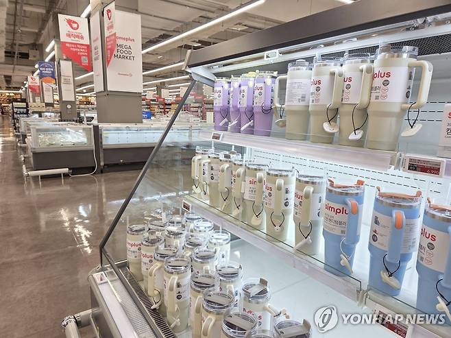 주말에도 파리 날리는 홈플러스 5일 오후 찾은 홈플러스 대전 유성점이 영업 중임에도 한산한 모습을 보이고 있다.[촬영 이주형]