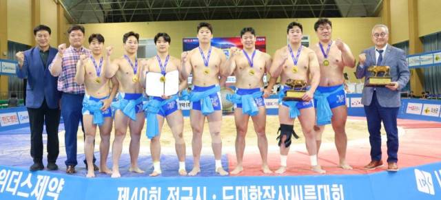 연승철감독과 증평군청 인삼씨름단 선수들이 40회 전국시도대항장사씨름대회 단체전 금메달을 목에걸고 화이팅을 외치고 있다. 증평군 제공