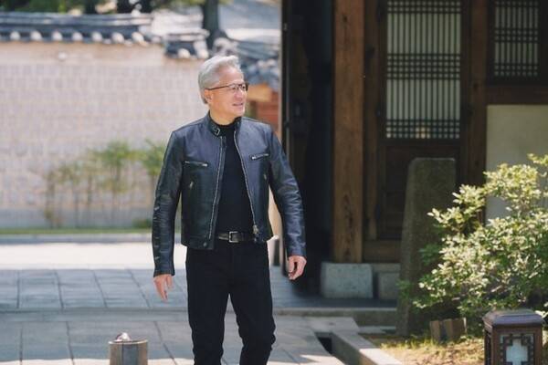 방한 당시 tvN 예능 '유 퀴즈 온 더 블럭'에도 가죽재킷 차림으로 등장했던 젠슨 황 CEO. 연합뉴스