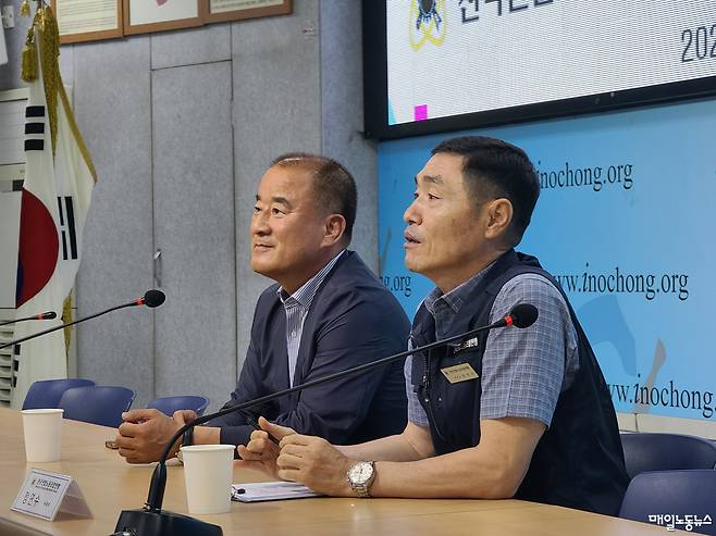 ▲ 오영봉 섬유유통노련 위원장(사진 왼쪽)과 정연수 연합노련 위원장이 지난달 30일 오후 서울 여의도 한국노총에서 협약서 체결에 앞서 조합원들에게 협약 요지를 설명하고 있다.
