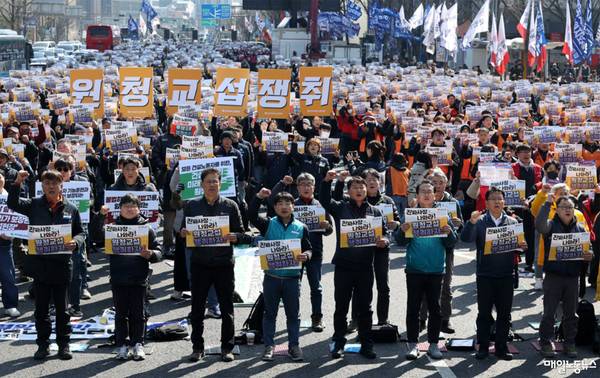 ▲ 개정 노조법 시행 첫날인 지난 3월10일, 민주노총이 서울 세종대로에서 연 '진짜 사장 나와라! 원청교섭 쟁취! 모든 노동자의 노동기본권·노조할 권리 쟁취! 민주노총 투쟁 선포대회'에서 참가자들이 구호를 외치고 있다. <자료사진 정기훈 기자>