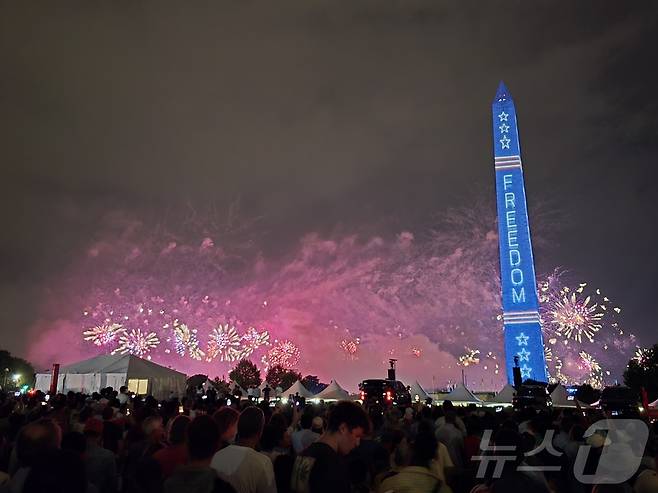 4일(현지시간) 미국 수도 워싱턴DC의 상징물인 워싱턴기념탑 주변 상공에 미국의 건국 250주년을 기념하는 화려한 불꽃이 터지고 있다. 2026.07.04. ⓒ 뉴스1 류정민 특파원