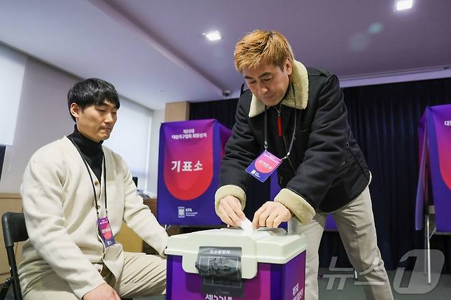 김병지 강원FC 대표이사가 26일 서울 종로구 축구회관에서 열린 제55대 대한축구협회장 선거에서 한 표를 행사하고 있다. (대한축구협회 제공. 재판매 및 DB 금지) 2025.2.26 ⓒ 뉴스1