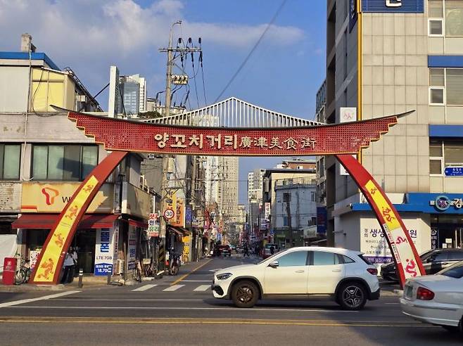 서울 자양동 양꼬치거리. 2000년대부터 양꼬치를 메인으로 성장한 상권은 현재 재개발 압력을 받고 있다. 로버트 파우저