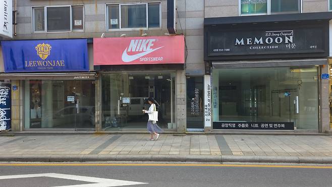 24일 강원도 태백시 황지동의 번화가에 빈 상가들이 줄지어 있다. 태백의 번화가 중 한 곳이지만 빈 상가들이 다시 채워지지 않고 있다. /곽래건 기자