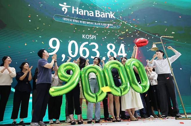 지난 6월 18일 서울 중구 하나은행 본점 딜링룸에서 직원들이 코스피 9000 기념 타종 세리머니를 하고 있다. 이날 코스피는 199.60p(2.25%) 오른 9063.84로 마감했다. 연합뉴스 제공