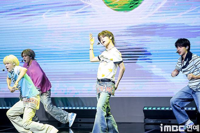 The group VAYONN took the stage at their debut showcase celebrating the release of their first EP, Youth Today, held on the 6th at the NOL Theaters Dongyang Life Hall in Mapo-gu, Seoul. On that day, members Masato, Sen, Jinwi, Ayang, Teru, and Mano took the stage in summery outfits, exuding a refreshing charm.Through this promotional run, VAYONN will kick off their full-fledged debut by presenting the pre-release track Watta Day and the title track MUAH!