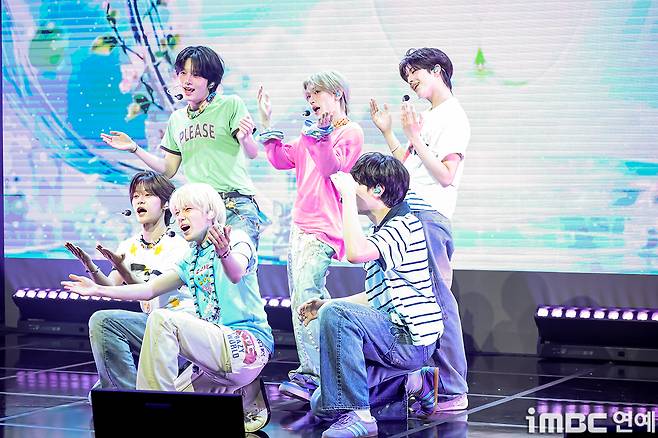 The group VAYONN took the stage at their debut showcase celebrating the release of their first EP, Youth Today, held on the 6th at the NOL Theaters Dongyang Life Hall in Mapo-gu, Seoul. On that day, members Masato, Sen, Jinwi, Ayang, Teru, and Mano took the stage in summery outfits, exuding a refreshing charm.Through this promotional run, VAYONN will kick off their full-fledged debut by presenting the pre-release track Watta Day and the title track MUAH!