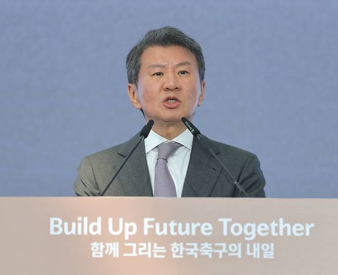 기념사 하는 정몽규 대한축구협회장_(천안=연합뉴스) 류영석 기자 = 정몽규 대한축구협회장이 7일 충남 천안 코리아풋볼파크에서 열린 공식 개관식에서 기념사를 하고 있다. 2026.4.7 ondol@yna.co.kr