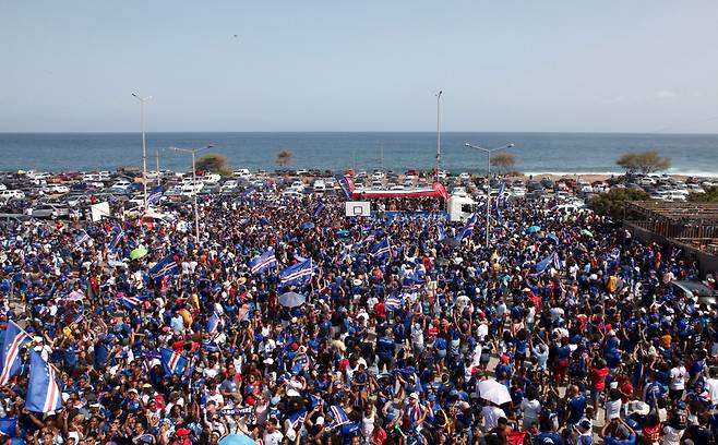 <yonhap photo-0741=""> Soccer Football - FIFA World Cup 2026 - Cape Verde arrive home in Praia - Praia, Cape Verde - July 5, 2026 A drone view shows the Quebra Canela beach where Cape Verde fans gather with their national flags to welcome their players and celebrate their arrival from the United States REUTERS/Danilson Sequeira/2026-07-06 04:30:17/ <저작권자 ⓒ 1980~2026 ㈜연합뉴스. 무단 전재 재배포 금지, AI 학습 및 활용 금지></yonhap>