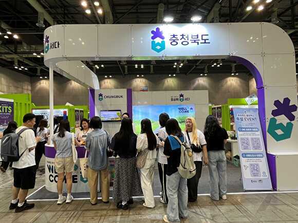 지난 3~5일 일산 킨텍스에서 열린 ‘11회 대한민국 국제 관광박람회’에서관람객들이  충북 홍보관을 둘러보고 있다. [사진=충북도]