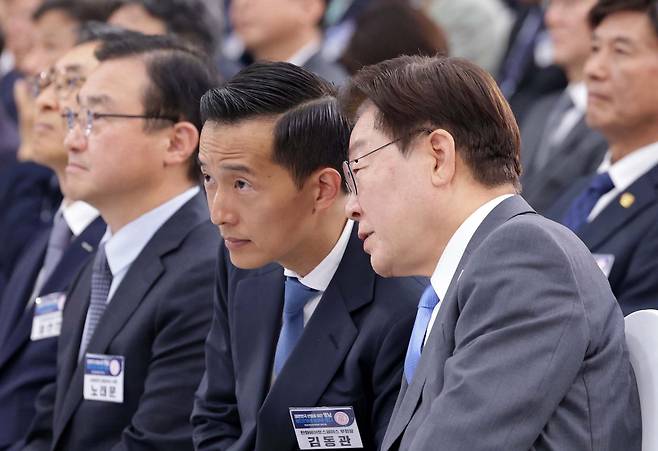 이재명 대통령이 3일 경남 진주시에서 열린 영남권 첨단산업 발전비전 국민보고회에서 김동관 한화그룹 부회장과 대화하고 있다. 청와대사진기자단