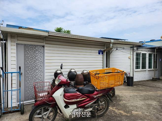 김동준 경북 의성군의원의 부인이 대표로 있는 한 건설회사 주소지를 지난달 19일 찾아갔다. 김 의원이 2023년 6월 수의계약 문제로 의원직을 상실한 직후 세워진 회사인데, 간판은 보이지 않았다. 김 의원이 물러난 뒤 이 회사는 의성군과 다수의 수의계약을 맺었다. 김 의원은 지난 6·3 지방선거에서 다시 당선됐다. 의성|유선희 기자