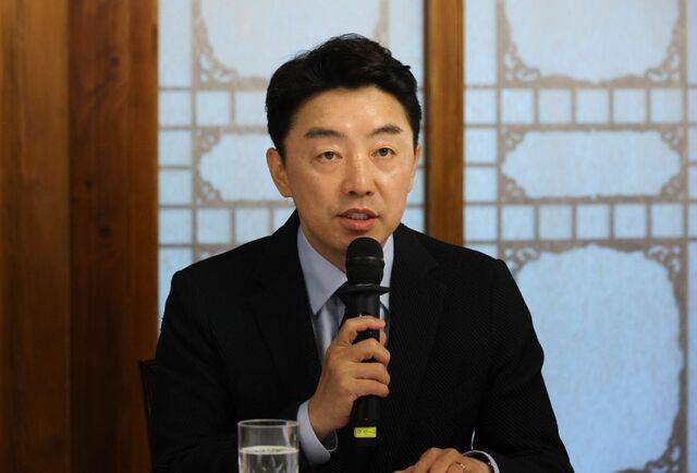 강훈식 대통령비서실장이 5일 오후 서울 삼청동 국무총리 서울공관에서 열린 고위당정협의회에 참석해 머리발언을 하고 있다. 권현구 기자