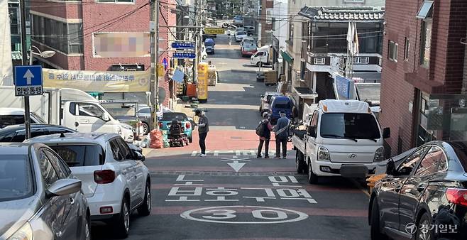 5일 오전 인천 남동구 한 노인보호구역 이면도로에서 어르신들이 도로 가운데를 지나고 있는 가운데, 도로 양옆에는 차량들이 주정차해 있어 보행 공간이 좁아진 모습이다. 함현철기자