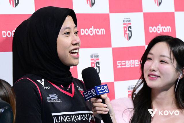 현대건설에서 뛰게 된 아시아쿼터 선수 메가가 오는 10일 입국한다. 지난 2024-25시즌 정관장에서 뛸 당시 메가가 경기를 마친 뒤 수훈 선수로 선정돼 김세연 SBS스포츠 아나운서와 인터뷰를 진행하고 있다./한국배구연맹(KOVO) 제공