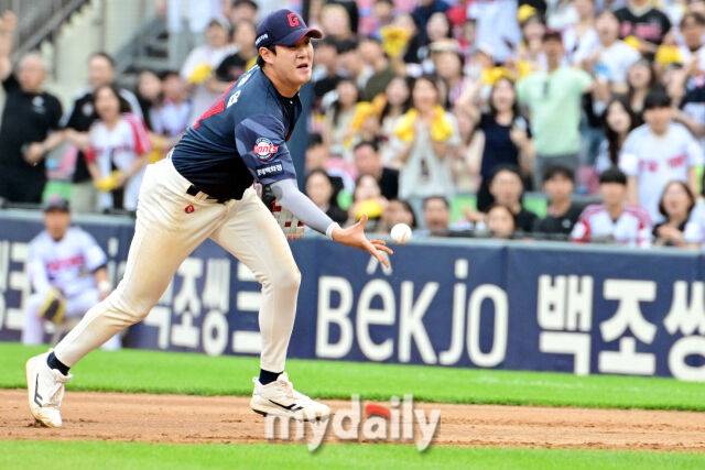 14일 오후 서울 잠실야구장에서 진행된 '2026 신한 SOL KBO 리그' 롯데 자이언츠 - LG 트윈스 경기. 롯데 1루수 나승엽이 6회말 2사 2,3루에서 천성호의 타구를 잡아 베이스로 들어오는 비슬리에게 토스를 하고 있다./곽경훈 기자