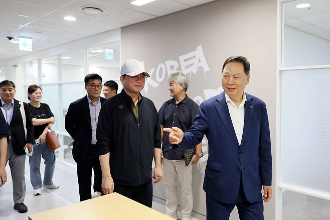 강태선 서울시체육회장이 서울 광진구 시체육회 별관을 둘러보고 있다.