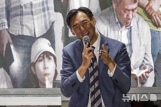[서울=뉴시스] 정병혁 기자 = 법원이 이재명 대통령에 대한 허위 사실을 유포해 명예를 훼손한 혐의를 받는 모스 탄(한국명 단현명)씨가 법무부의 출국정지 연장 신청에 불복해 낸 집행정지 신청을 기각했다. 사진은 지난달 10일 모스 탄씨가 서울 송파구 올림픽공원 장미광장 앞에서 열린 자유와혁신 6.3 부정선거 대국민 보고대회에서 발언하고 있는 모습. 2026.07.06. jhope@newsis.com