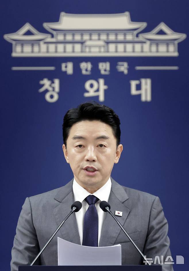 [서울=뉴시스] 최동준 기자 = 강훈식 비서실장이 6일 청와대에서 메가프로젝트 민관합동 점검회의 결과 브리핑을 하고 있다. 2026.07.06. photocdj@newsis.com