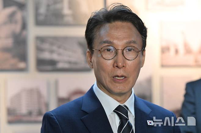 [전남광주=뉴시스] 이영주 기자 = 김민석 전 국무총리가 6일 오전 전남광주 동구 전일빌딩245에서 더불어민주당 당대표 선거 출마 선언을 마친 뒤 취재진에게 백브리핑을 하고 있다. 2026.07.06. leeyj2578@newsis.com
