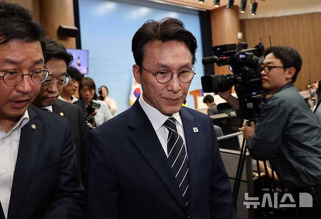 [서울=뉴시스] 고범준 기자 = 김민석 전 국무총리가 6일 서울 여의도 국회 소통관에서 더불어민주당 당대표 출마 선언 기자회견을 마치고 이동하고 있다. 2026.07.06. bjko@newsis.com