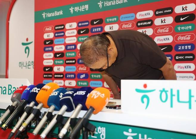 축구대표팀 박항서 단장이 지난달 28일(현지시간) 멕시코 과달라하라 인근 사포판의 치바스 바예 베르데에서 기자회견을 열고 성적 부진에 대한 사과 인사를 하고 있다. [연합뉴스 제공]