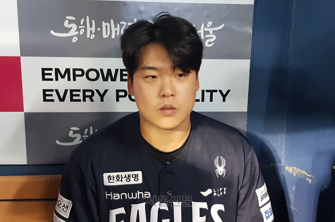 한화 이글스 강백호가 3일 서울 잠실구장에서 열린 LG 트윈스와 한화의 경기가 끝나고 취재진과 인터뷰하고 있다. 2026.7.3 류재민 기자