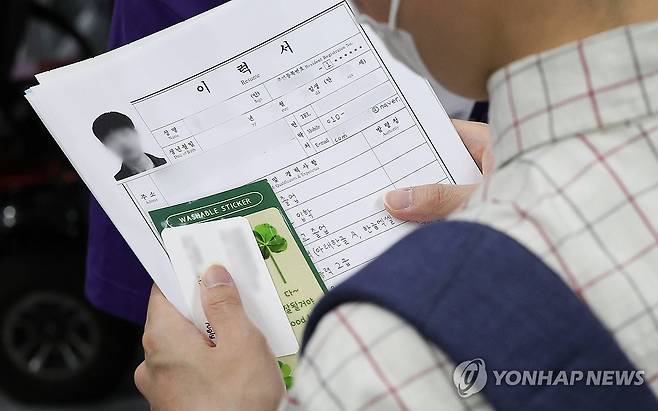 취업, 행운도 필요해 (대구=연합뉴스) 윤관식 기자 = 지난 5월 13일 대구 달서구 한국장애인고용공단 대구직업능력개발원에서 열린 '2026 대구시 장애인 취업박람회'를 찾은 구직자가 이력서와 함께 네 잎 클로버 스티커를 들고 있다. 2026.5.13 psik@yna.co.kr