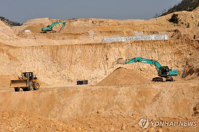 중국 장시성 희토류 채굴 [AP=연합뉴스 자료사진. 재판매 및 DB 금지]