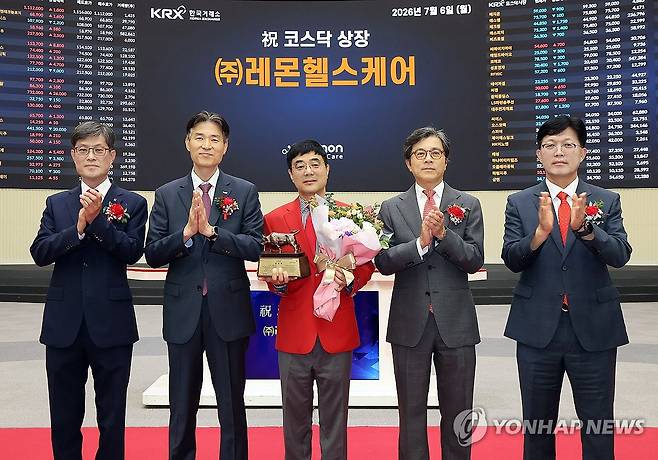레몬헬스케어 코스닥시장 상장기념식 (서울=연합뉴스) 6일 서울 영등포구 한국거래소에서 열린 레몬헬스케어 코스닥시장 상장기념식에서 관계자들이 상장기념패 전달 후 기념 촬영하고 있다. 
    왼쪽부터 김기경 한국IR협의회 회장, 민경욱 한국거래소 코스닥시장본부장, 홍병진 레몬헬스케어 대표이사, 강진두 KB증권 대표이사, 안승근 코스닥협회 부회장. 2026.7.6 [한국거래소 제공. 재판매 및 DB 금지] photo@yna.co.kr