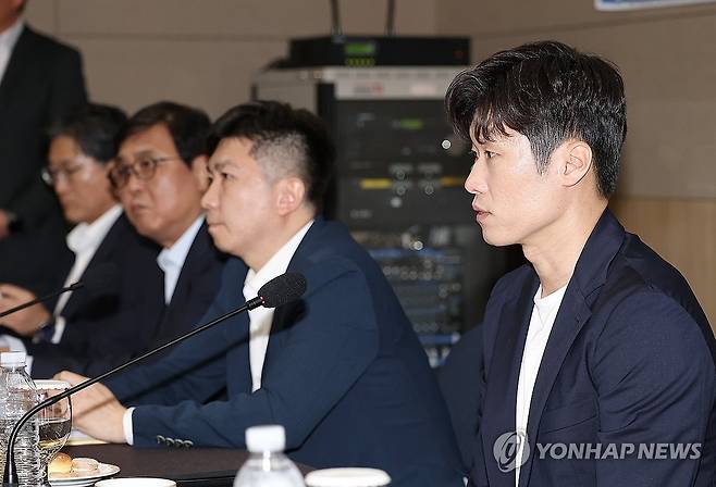발언하는 박지성 공동위원장 (서울=연합뉴스) 이진욱 기자 = 6일 서울 송파구 서울올림픽파크텔에서 열린 K-축구혁신위원회 출범식에서 공동위원장인 박지성 국제축구연맹 분과위 위원이 발언하고 있다. 2026.7.6 [공동취재] cityboy@yna.co.kr