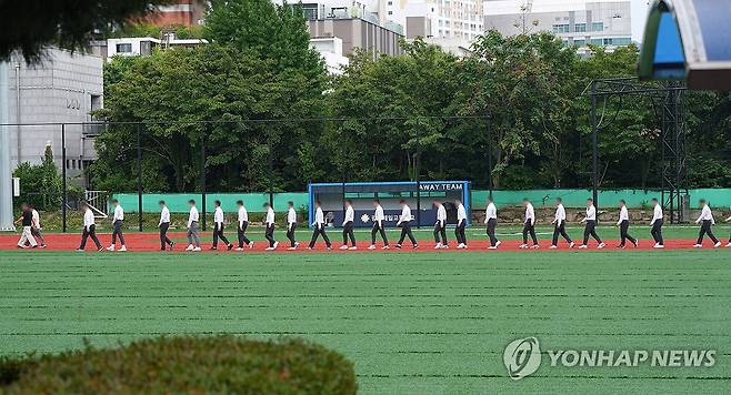 배재고 학생들, 광주제일고 사과 방문 (전남광주=연합뉴스) 정다움 기자 = 최근 고교야구선수권대회에서 5·18 조롱 응원 구호로 논란이 된 서울 배재고 학생들이 6일 전남광주통합특별시 광주제일고등학교를 사과 방문해 이동하고 있다. 2026.7.6 [공동취재] daum@yna.co.kr