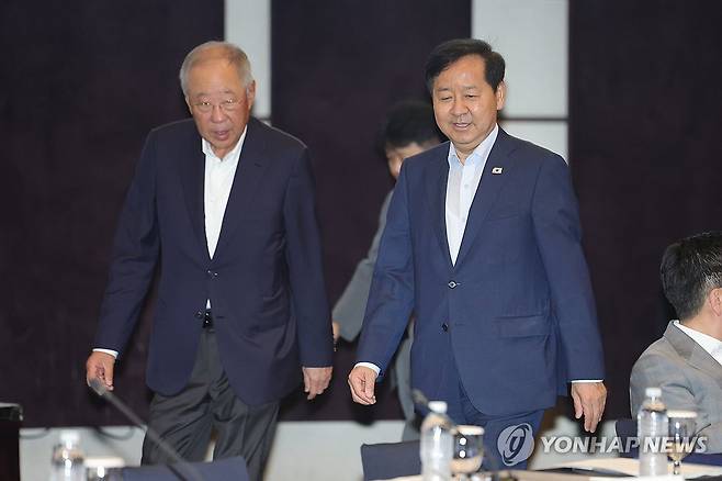 서비스산업 경쟁력 강화 TF 2차 회의 참석하는 구윤철 부총리-류진 회장 (서울=연합뉴스) 서대연 기자 = 구윤철 부총리 겸 재정경제부 장관(오른쪽)과 류진 한국경제인협회장이 6일 서울 중구 웨스틴 조선 서울에서 열린 서비스산업 경쟁력 강화 TF 2차회의에 참석하고 있다. 2026.7.6 dwise@yna.co.kr